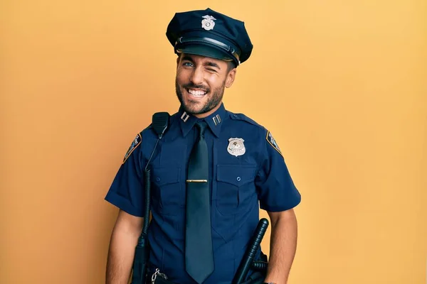 Snygg Latinamerikansk Man Polisuniform Blinkande Tittar Kameran Med Sexigt Uttryck — Stockfoto