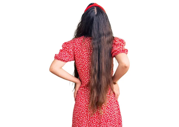 Menina Adolescente Morena Usando Vestido Verão Para Trás Olhando Para — Fotografia de Stock