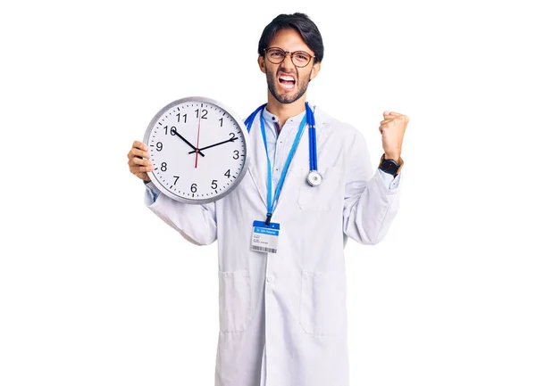 Hombre Hispano Guapo Vistiendo Uniforme Médico Sosteniendo Reloj Molesto Frustrado —  Fotos de Stock