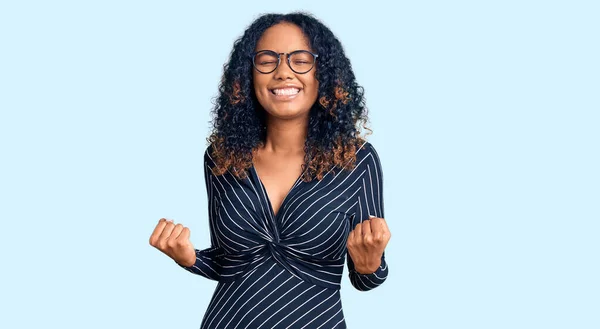 Junge Afrikanisch Amerikanische Frau Lässiger Kleidung Und Brille Sehr Glücklich — Stockfoto