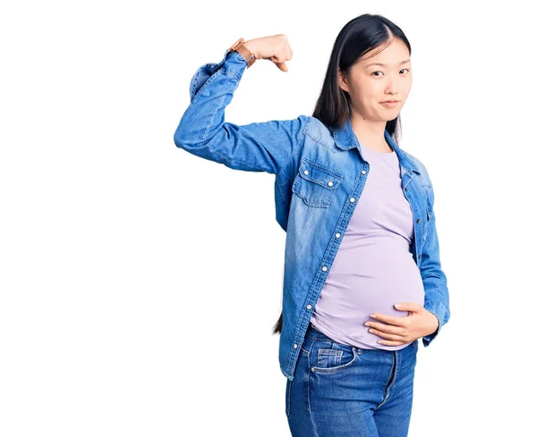 Jovem Mulher Chinesa Bonita Grávida Esperando Bebê Forte Pessoa Mostrando — Fotografia de Stock
