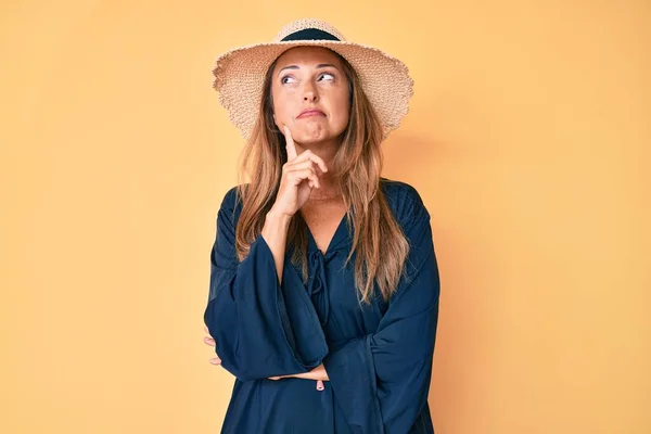 Middle Age Hispanic Woman Wearing Summer Hat Serious Face Thinking — Stock Photo, Image