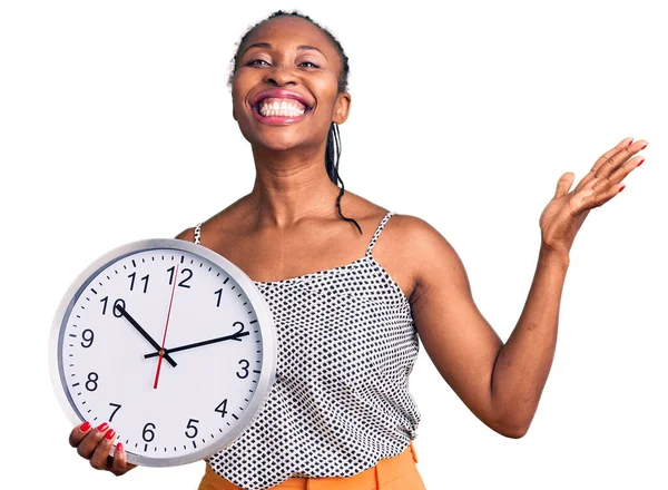 Joven Mujer Afroamericana Sosteniendo Gran Reloj Celebrando Victoria Con Sonrisa —  Fotos de Stock