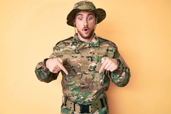 Jovem Caucasiano Vestindo Uniforme Exército Camuflagem Apontando Para Baixo Com — Fotografia de Stock