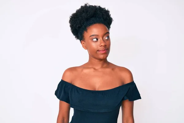 Mladá Africká Americká Žena Sobě Ležérní Oblečení Usmívá Dívá Stranou — Stock fotografie