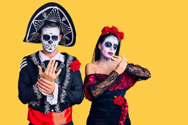 Young Couple Wearing Mexican Day Dead Costume Background Suffering Pain — Stock Photo, Image