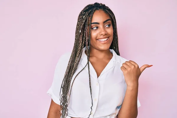 Junge Afrikanisch Amerikanische Frau Mit Zöpfen Trägt Lässiges Sommerhemd Lächelt — Stockfoto