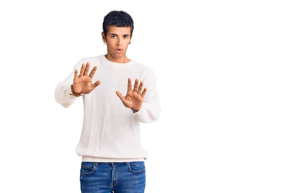 Ung Afrikansk Amercian Man Bär Casual Kläder Flytta Bort Händer — Stockfoto