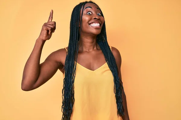Afrikansk Amerikansk Kvinna Med Flätor Vardagskläder Som Pekar Finger Upp — Stockfoto