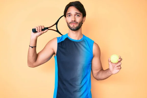 Snygg Latinamerikansk Man Spelar Tennis Innehav Racket Och Boll Tänkande — Stockfoto