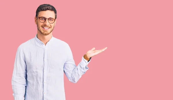 Bonito Jovem Com Urso Vestindo Elegante Camisa Negócios Óculos Sorrindo — Fotografia de Stock