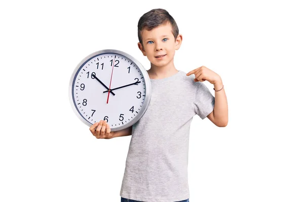 Lindo Niño Rubio Sosteniendo Gran Reloj Señalando Dedo Uno Mismo — Foto de Stock