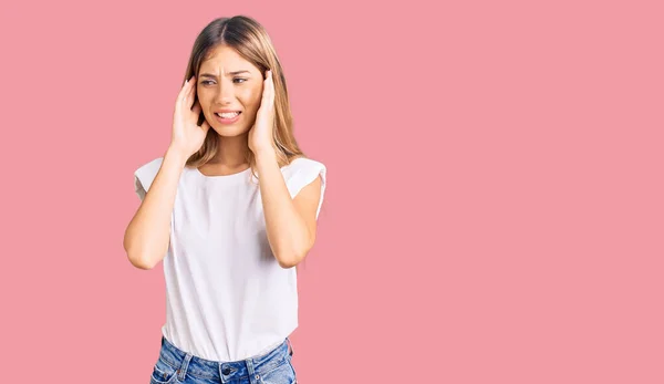 Bella Donna Caucasica Con Capelli Biondi Che Indossa Una Maglietta — Foto Stock