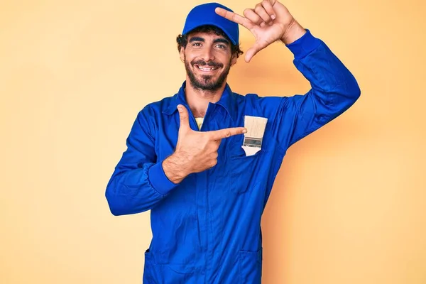 Hombre Joven Guapo Con Pelo Rizado Oso Con Traje Constructor —  Fotos de Stock