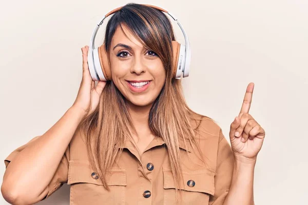 Joven Hermosa Mujer Escuchando Música Usando Auriculares Sonriendo Feliz Señalando — Foto de Stock