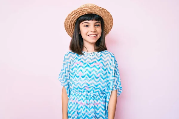 Niña Joven Con Bang Vistiendo Vestido Verano Sombrero Que Positiva — Foto de Stock