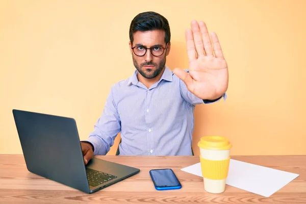 Joven Hispano Trabajando Oficina Bebiendo Una Taza Café Con Mano — Foto de Stock