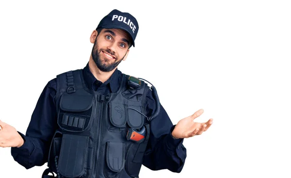 Jonge Knappe Man Met Baard Politie Uniform Onwetend Verwarde Uitdrukking — Stockfoto