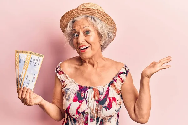 Senior Grijs Harige Vrouw Met Zomerhoed Het Bezit Boarding Pass — Stockfoto