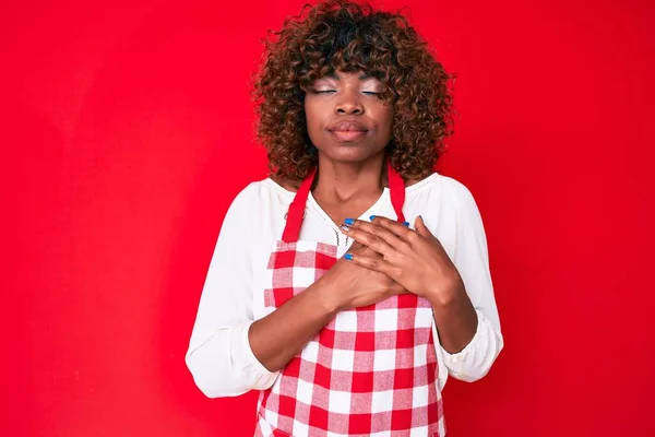 Ung Afrikansk Amerikansk Kvinna Klädd Förkläde Leende Med Händerna Bröstet — Stockfoto