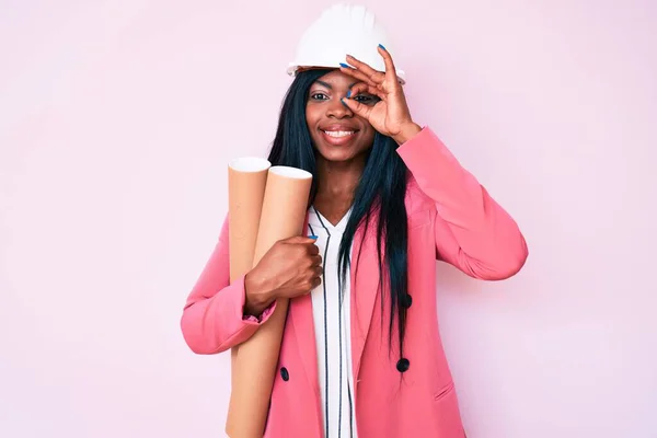 Ung Afrikansk Amerikansk Kvinna Bär Arkitekt Hardhat Hålla Ritningar Ler — Stockfoto