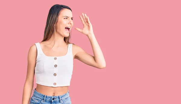 Menina Bonita Nova Vestindo Camisa Casual Sem Mangas Gritando Gritando — Fotografia de Stock