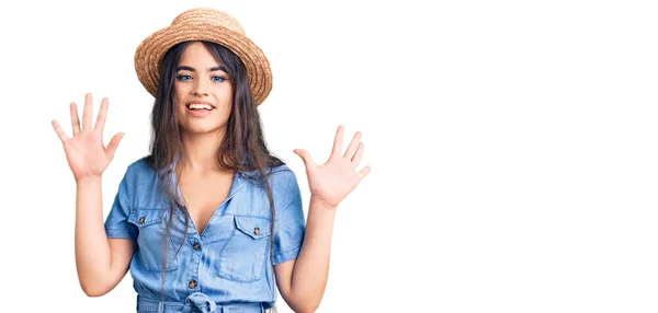 Menina Adolescente Morena Usando Chapéu Verão Mostrando Apontando Para Cima — Fotografia de Stock