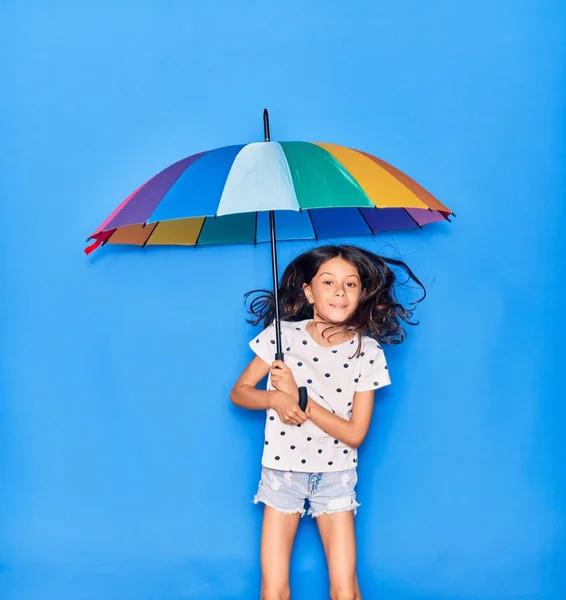Adorable Enfant Hispanique Fille Souriant Heureux Tenant Parapluie Coloré Sauter — Photo