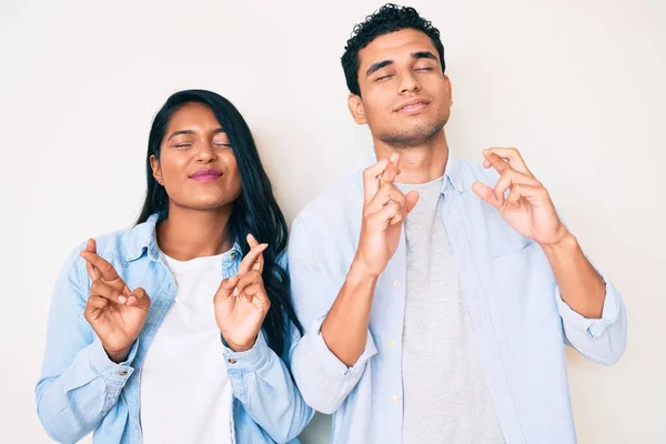 Vackra Latinska Unga Par Bär Avslappnade Kläder Gestikulerande Finger Korsade — Stockfoto