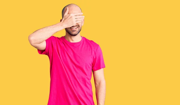 Jovem Bonitão Vestindo Camiseta Casual Sorrindo Rindo Com Mão Rosto — Fotografia de Stock