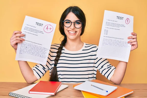 Brunett Tonåring Flicka Visar Misslyckade Och Passerade Examen Leende Med — Stockfoto