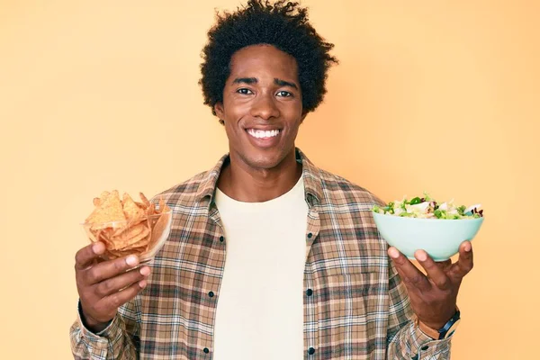 Hombre Afroamericano Guapo Con Cabello Afro Sosteniendo Nachos Ensalada Saludable — Foto de Stock