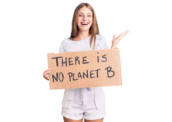 Ung Vacker Blond Kvinna Håller Det Finns Ingen Planet Banner — Stockfoto