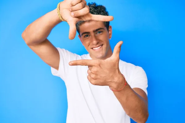 Joven Hombre Guapo Con Camiseta Blanca Casual Sonriendo Haciendo Marco —  Fotos de Stock