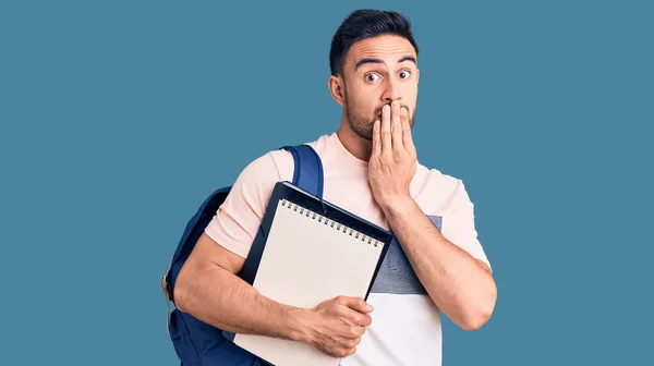 Junger Gutaussehender Mann Mit Studentenrucksack Und Notizbuch Der Mund Mit — Stockfoto