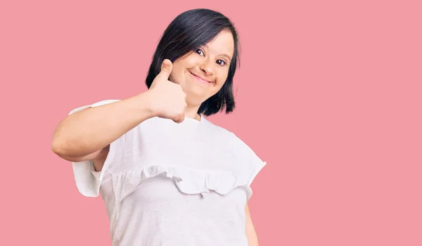Femme Brune Avec Syndrome Duvet Portant Shirt Blanc Décontracté Faisant — Photo