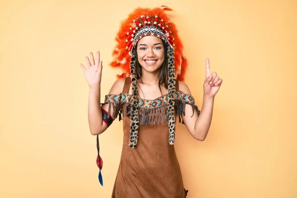 Młoda Piękna Latynoska Ubrana Indiański Kostium Pokazująca Wskazująca Palcami Numer — Zdjęcie stockowe