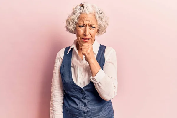 头发灰白的老年妇女穿着休闲服 感觉不舒服 咳嗽是感冒或支气管炎的症状 保健概念 — 图库照片