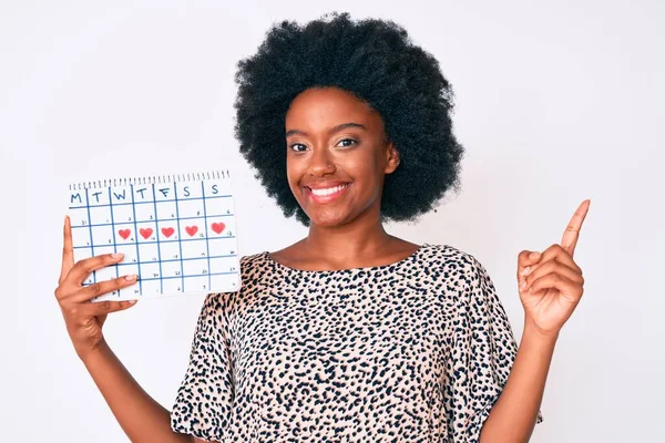 Jong Afrikaans Amerikaans Vrouw Houden Hart Kalender Glimlachen Gelukkig Wijzend — Stockfoto