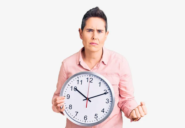 Jeune Femme Aux Cheveux Courts Tenant Une Grosse Horloge Agacée — Photo