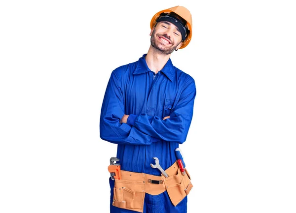 Jovem Hispânico Vestindo Uniforme Trabalhador Rosto Feliz Sorrindo Com Braços — Fotografia de Stock