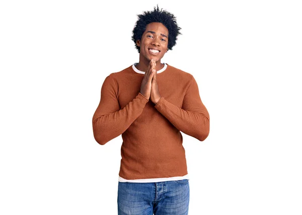 英俊的非洲裔美国男人 留着黑发 穿着休闲装 手拉手祈祷 祈求宽恕 充满自信地微笑着 — 图库照片