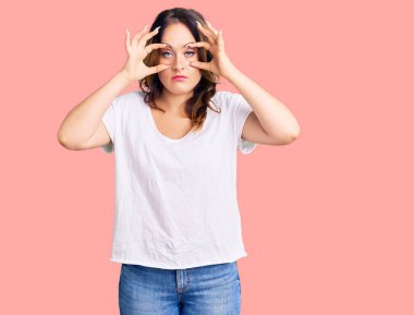 Beyaz bir tişört giyen genç, güzel beyaz bir kadın gözlerini parmaklarıyla açmaya çalışıyor, uykulu ve yorgun bir şekilde sabah yorgunluğu çekiyor. 