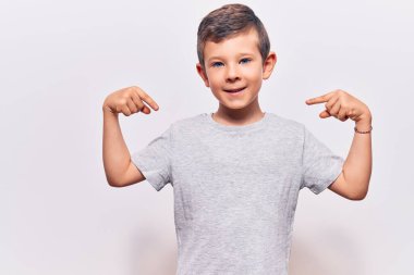 Hoş sarışın, günlük kıyafetler giyen, kendine güvenen, gülümseyen, kendini gururlu ve mutlu gösteren bir çocuk.. 