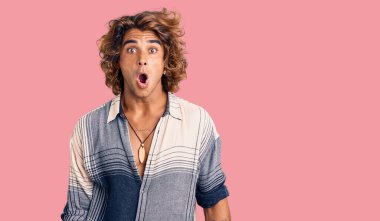 Yaz tarzı giyinen genç İspanyol adam, korku ve heyecan dolu yüz ifadesiyle korkmuş ve şok olmuştu.. 