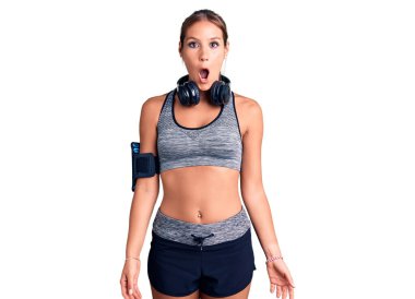 Spor kıyafetleri giymiş, kulaklık takmış, korkmuş, şok olmuş genç, İspanyol bir kadın.. 