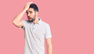 Gündelik polo giyen sakallı genç yakışıklı bir adam hata için el ele tutuşarak şaşırdı, hatayı hatırla. Unuttum, kötü hafıza kavramı. 