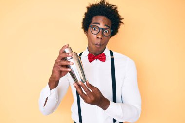 Yakışıklı Afro-Amerikan barmen, afro saçlı kokteyl hazırlıyor, içeceği karıştırıyor, ağzıyla balık suratı yapıyor ve şaşı bakıyor, çılgın ve komik.. 