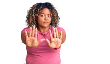 Genç Afro-Amerikan artı cüsseli kadın günlük kıyafetler giyiyor. Avuç içi hareketlerini durduruyor. Öfkeli ve hayal kırıklığı dolu ifadeler kullanıyor. 