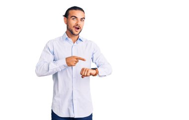 İş kıyafetleri giymiş genç bir adam acele saati, sabırsızlığı ve gecikmeyi işaret ediyor. 